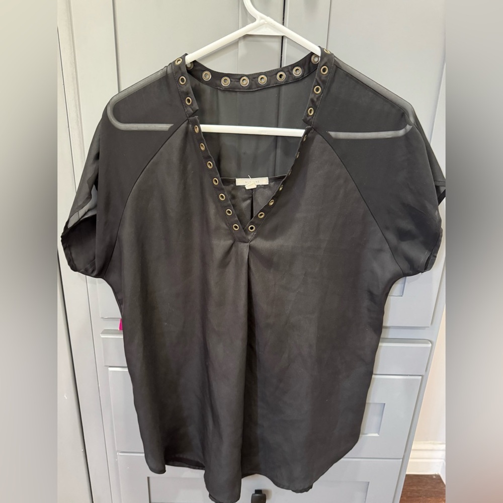 Pleione Black Grommet V-Neck Short Sleeve Top